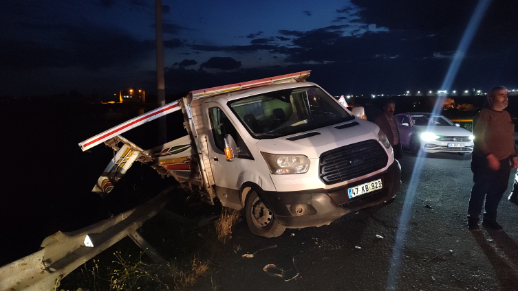 Diyarbakır'da 2 kamyonet çarpıştı, 3 kişi yaralandı