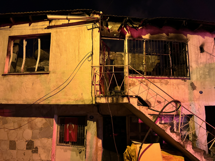 İzmir'de müstakil evde yangın