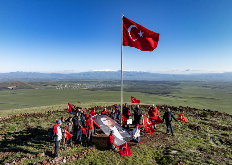 Kars'ta dağcılar 19 Mayıs'ı 2 bin 254 rakımlı Yahni Dağı'nın zirvesinde kutladı