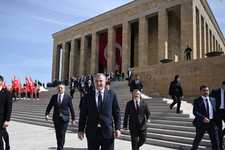 Gençlik ve Spor Bakanı Bak, 19 Mayıs dolayısıyla Anıtkabir'i ziyaret etti