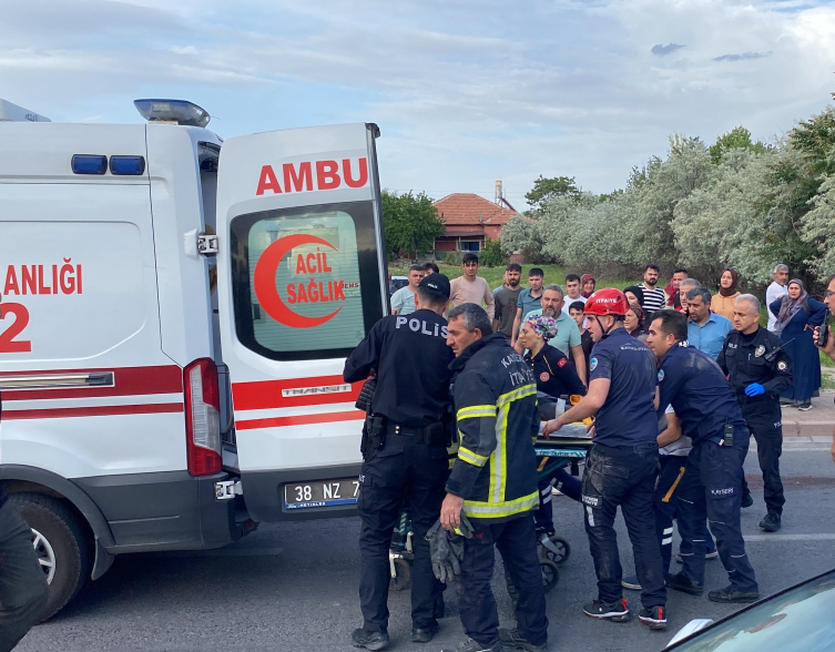 Kayseri'de halk otobüsünün altında kalan anne ve oğlu yaralandı