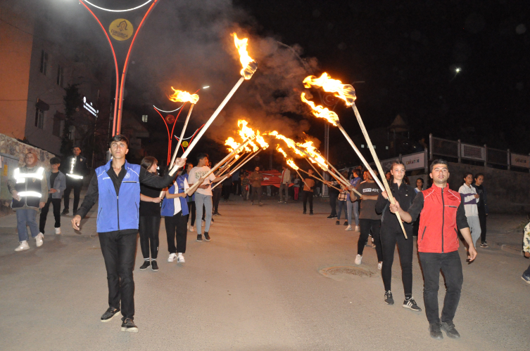 Hakkari Çukurca'da meşaleli yürüyüş yapıldı
