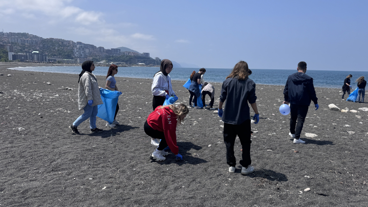 Üniversiteliler sahilde 50 poşet çöp topladı