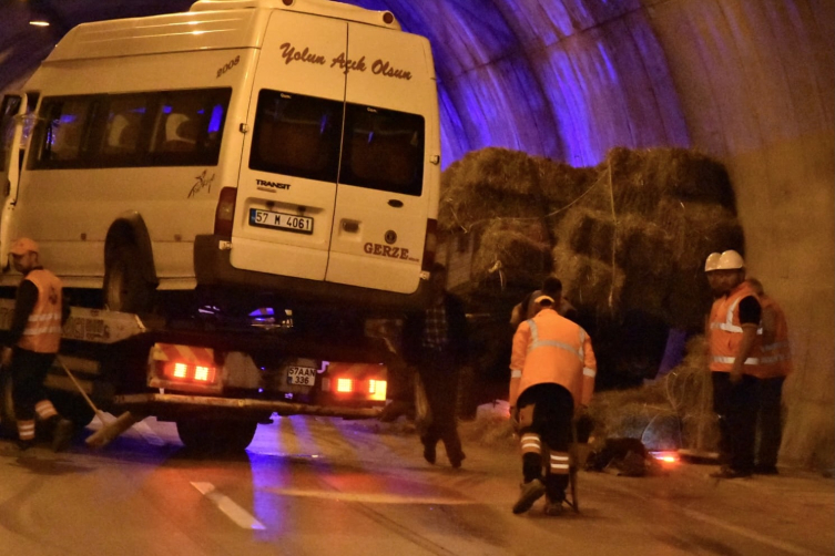 Sinop'ta yolcu minibüsü ile traktör çarpıştı: 11 yaralı