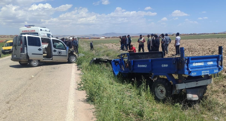Afyonkarahisar'da hafif ticari araç ile tarım aracının çarpışması sonucu 2 kişi öldü, 2 kişi yaralandı