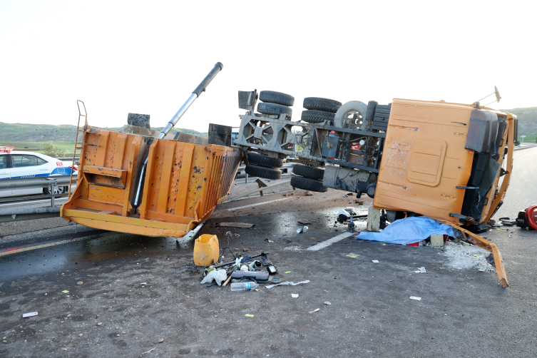 Sivas'ta devrilen kamyondaki 1 kişi öldü, 2 kişi yaralandı