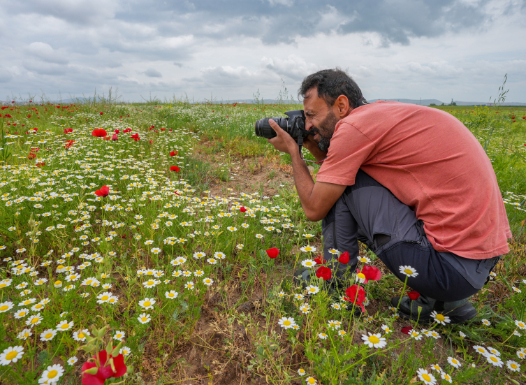 Diyarbakır'da ilkokul öğretmeni 12 yıldır kelebek ve çiçekleri kayıt altına alıyor