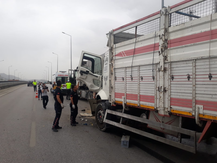 Burdur'da tıra çarpan kamyon sürücüsü yaralandı