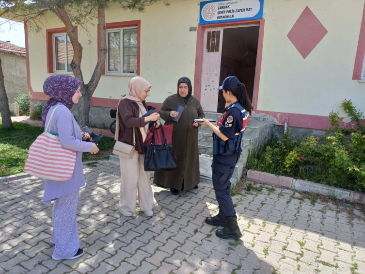 Jandarma Yozgat'ın köylerinde vatandaşı bilgilendiriyor