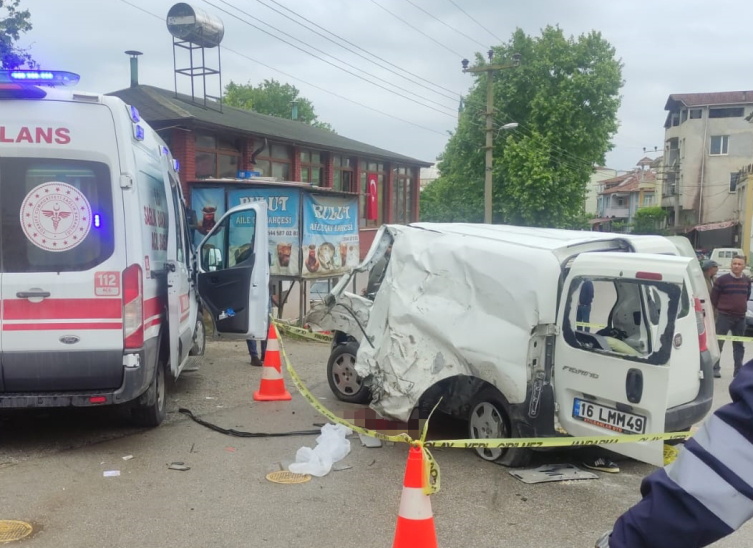 Bursa'da virajda savrulan dorse hafif ticari araca çarptı: 3 ölü, 4 yaralı