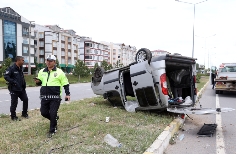 Sivas'ta devrilen hafif ticari araçtaki 3 kişi yaralandı