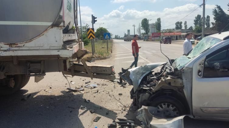 Bursa'da süt tankeriyle hafif ticari aracın çarpışması sonucu 2 kişi yaralandı