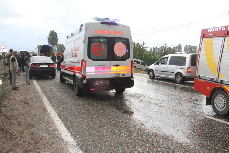 Konya'da kamyonla minibüs çarpıştı: 14 yaralı