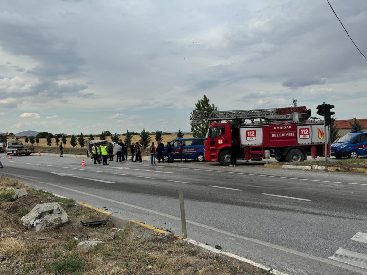 Afyonkarahisar'da tır ile kamyonetin çarpışması sonucu 2 kişi öldü, 1 kişi yaralandı