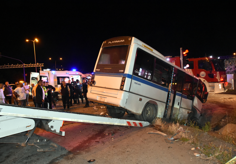 Kırıkkale'de minibüs ile otomobil çarpıştı: 22 yaralı