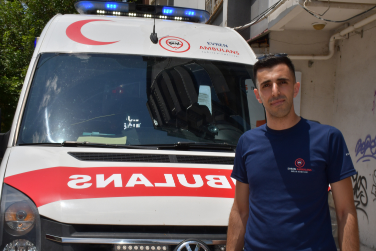 Adana'da sürücüler fermuar yöntemiyle ambulansa yol verdi