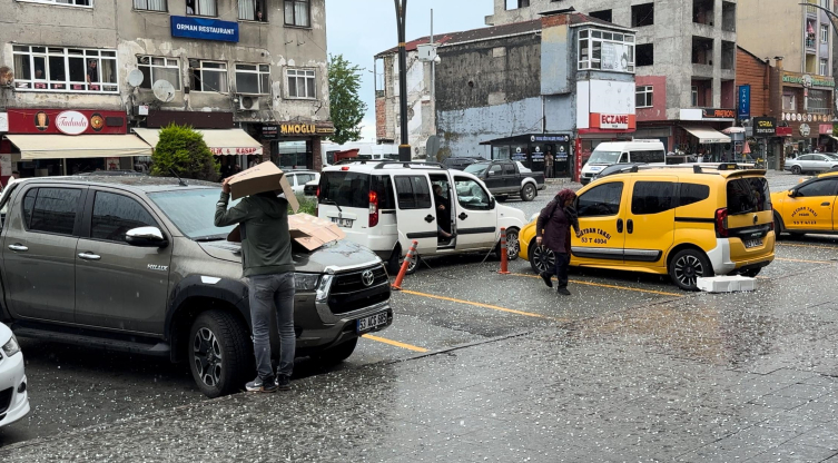 Rize'de sağanak ve dolu etkili oldu