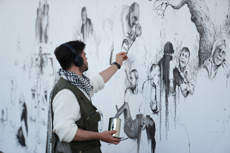 Ressam Kasım Tan, Gazze'de yaşananları Üsküdar'a resmediyor
