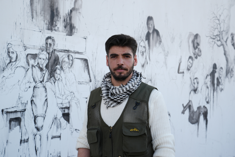Ressam Kasım Tan, Gazze'de yaşananları Üsküdar'a resmediyor