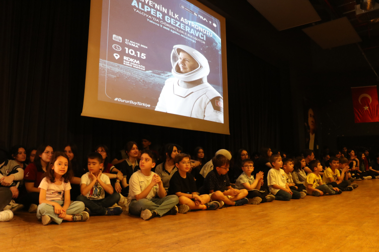 Türkiye'nin ilk astronotu Gezeravcı, Yalova'da öğrencilerle buluştu