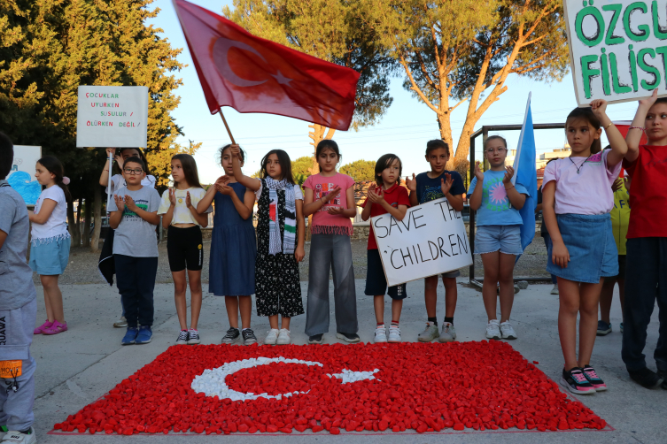 İzmir'de öğrenciler taşlardan Türk ve Filistin bayrakları yaptı