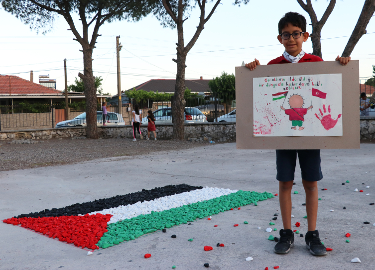 İzmir'de öğrenciler taşlardan Türk ve Filistin bayrakları yaptı