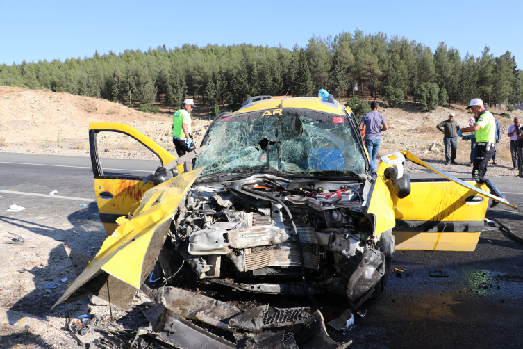 Kilis'te kamyonla taksi çarpıştı: 2 ölü