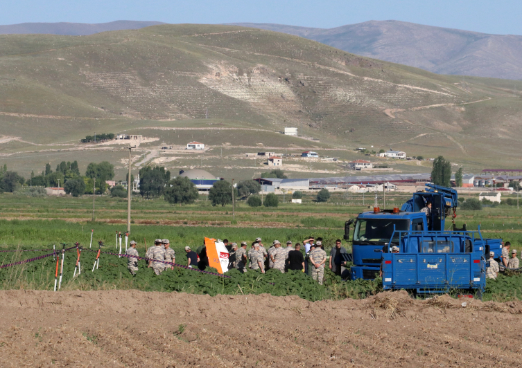 Kayseri'de kaza kırıma uğrayan uçağın enkazı kaldırıldı