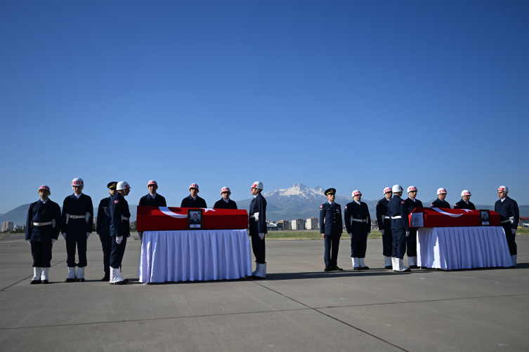 Eğitim uçağında şehit olan pilotlar için tören düzenlendi