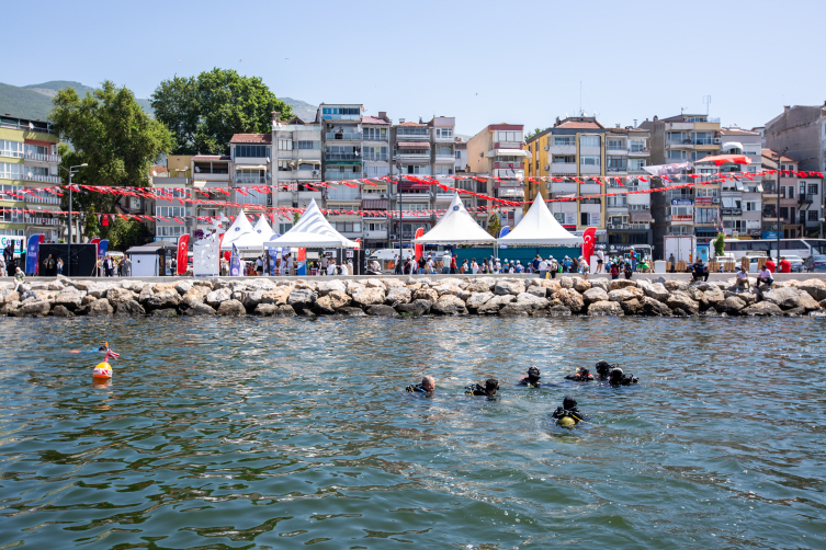 Bursa'da Çevre Haftası etkinlikleri kapsamında deniz dibi temizliği yapıldı