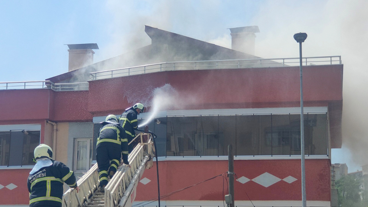 Karabük'te bir apartmanın çatı katında çıkan yangın söndürüldü