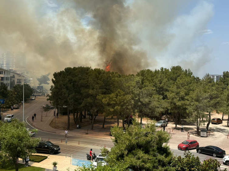 Antalya'da üç noktada orman yangını