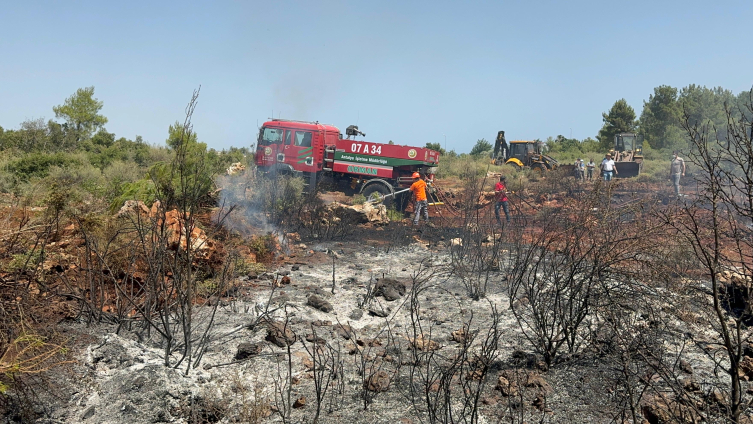 Antalya'da üç noktada orman yangını