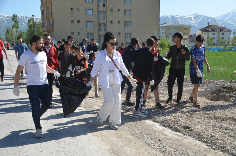 Hakkari'de gönüllüler çevre temizliğine dikkati çekmek için çöp topladı