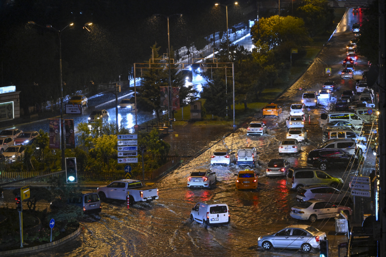 Ankara'da sağanak: Caddeler göle döndü