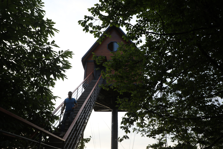 Rizeli kaportacı, 12 metrelik demir direğin üzerine ev yaptı