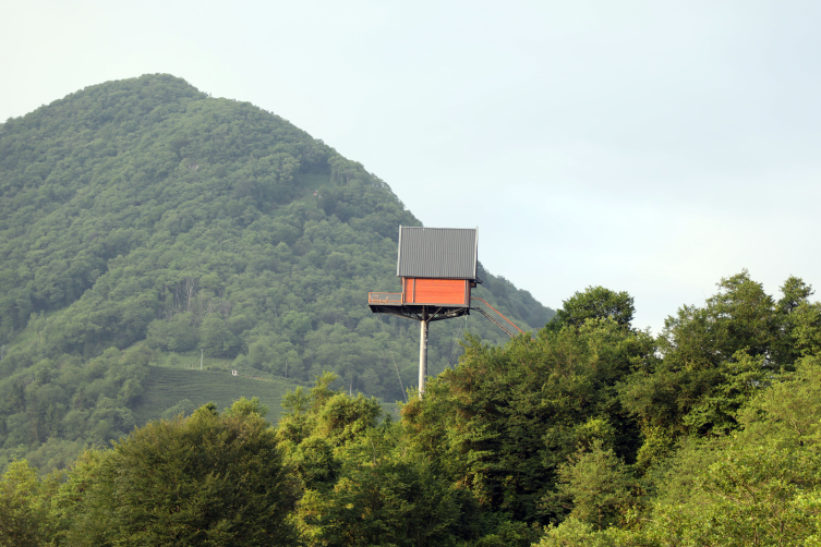 Rizeli kaportacı, 12 metrelik demir direğin üzerine ev yaptı