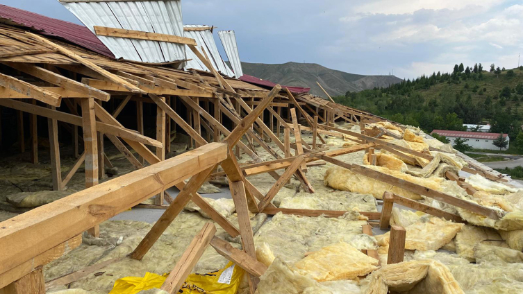 Bitlis'te fırtına: Çatılardan uçan parçalar hasara neden oldu