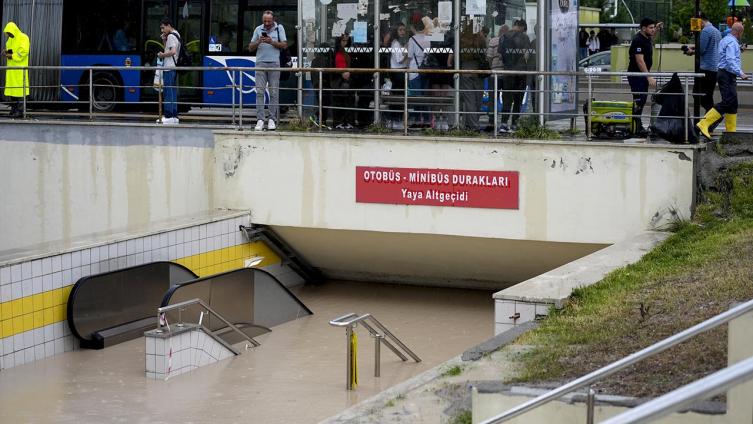 Ankara'da sağanak sele döndü: Metro seferleri durduruldu