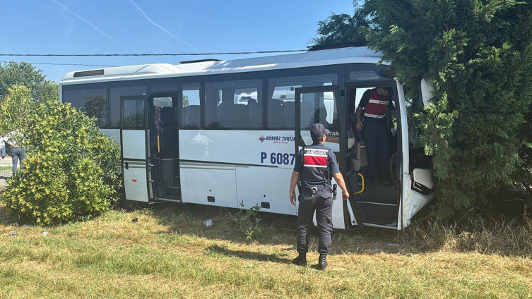 Kocaeli'de tır ile servis minibüsü çarpıştı: 26 yaralı