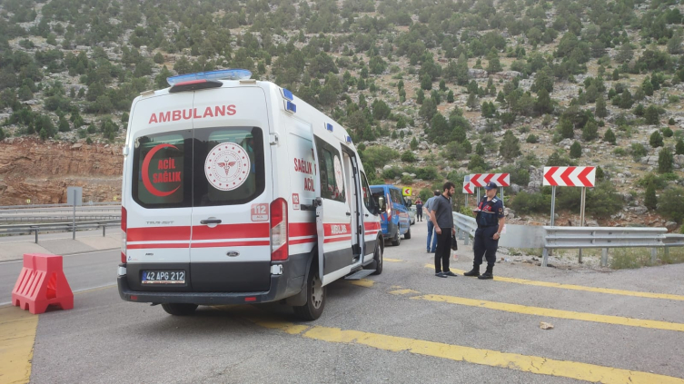 Konya'da bariyerlere çarpan otomobildeki yolcu yaralandı