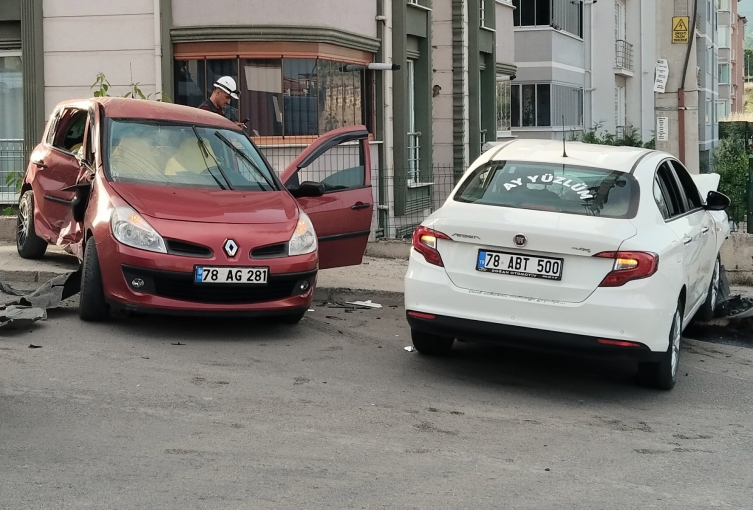 Karabük'te iki otomobilin çarpışması sonucu 5 kişi yaralandı