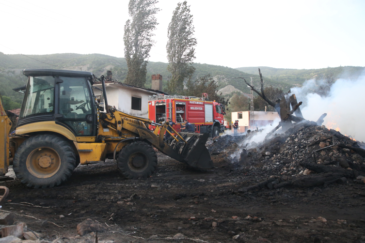 Kastamonu'da çıkan yangında 11 köy evi yandı