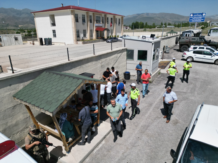 Erzincan'da trafik polisleri bayram yolcularını ikramlarla karşıladı