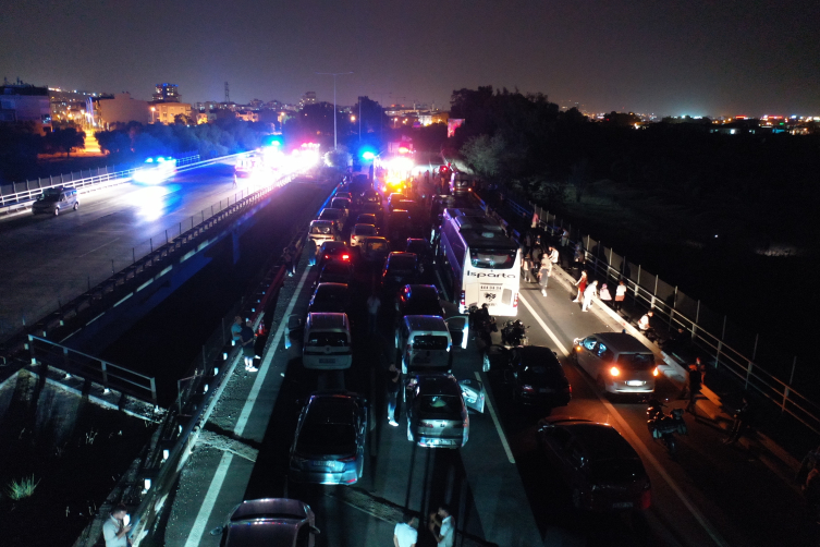 Aydın'da sıkıştırılmış doğal gaz tüplerinin bulunduğu tır devrildi