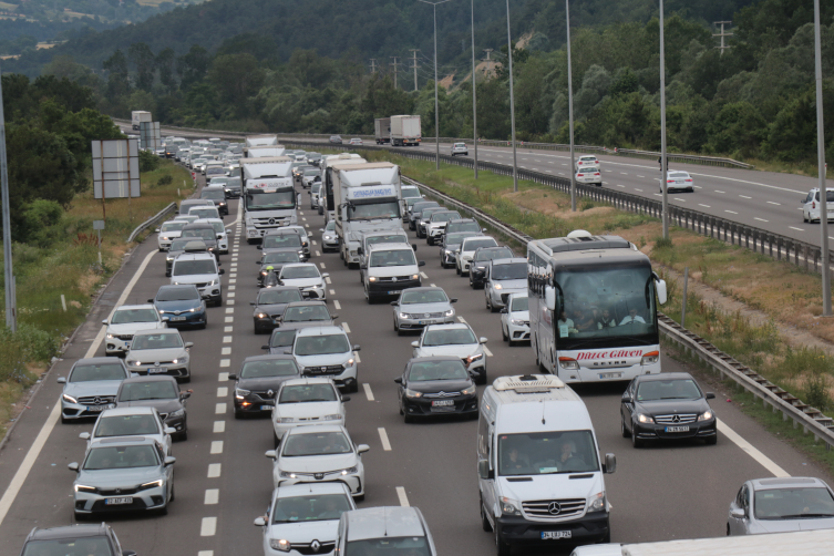 Anadolu Otoyolu'nda trafik yoğunluğu yaşanıyor