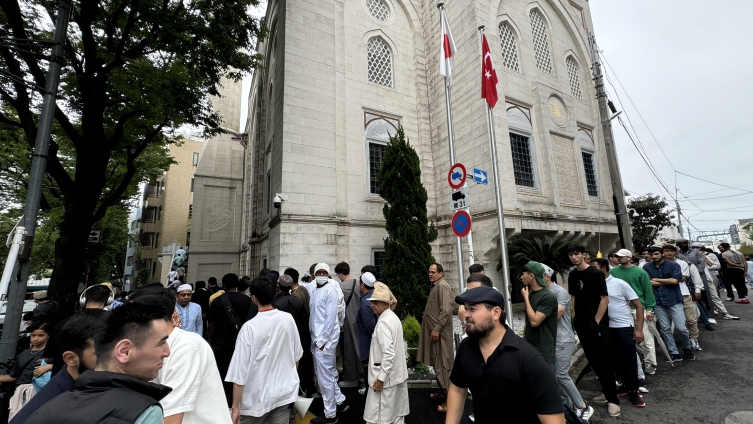 Tokyo Camii'nde bayram namazı kılındı