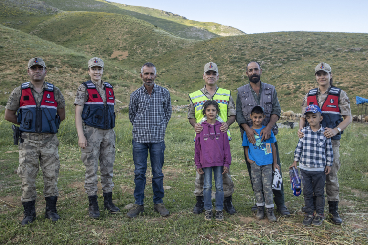 Tunceli'de jandarma ekipleri çocukların yüzünü güldürdü