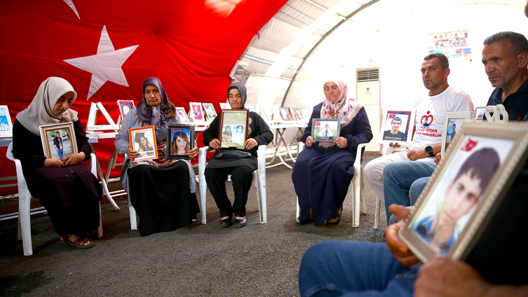 Diyarbakır anneleri bayram da evlatlarının yolunu gözlüyor