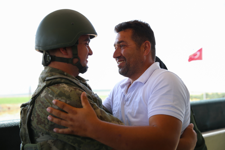 Sınırda nöbet tutan askere ailesinden bayram sürprizi